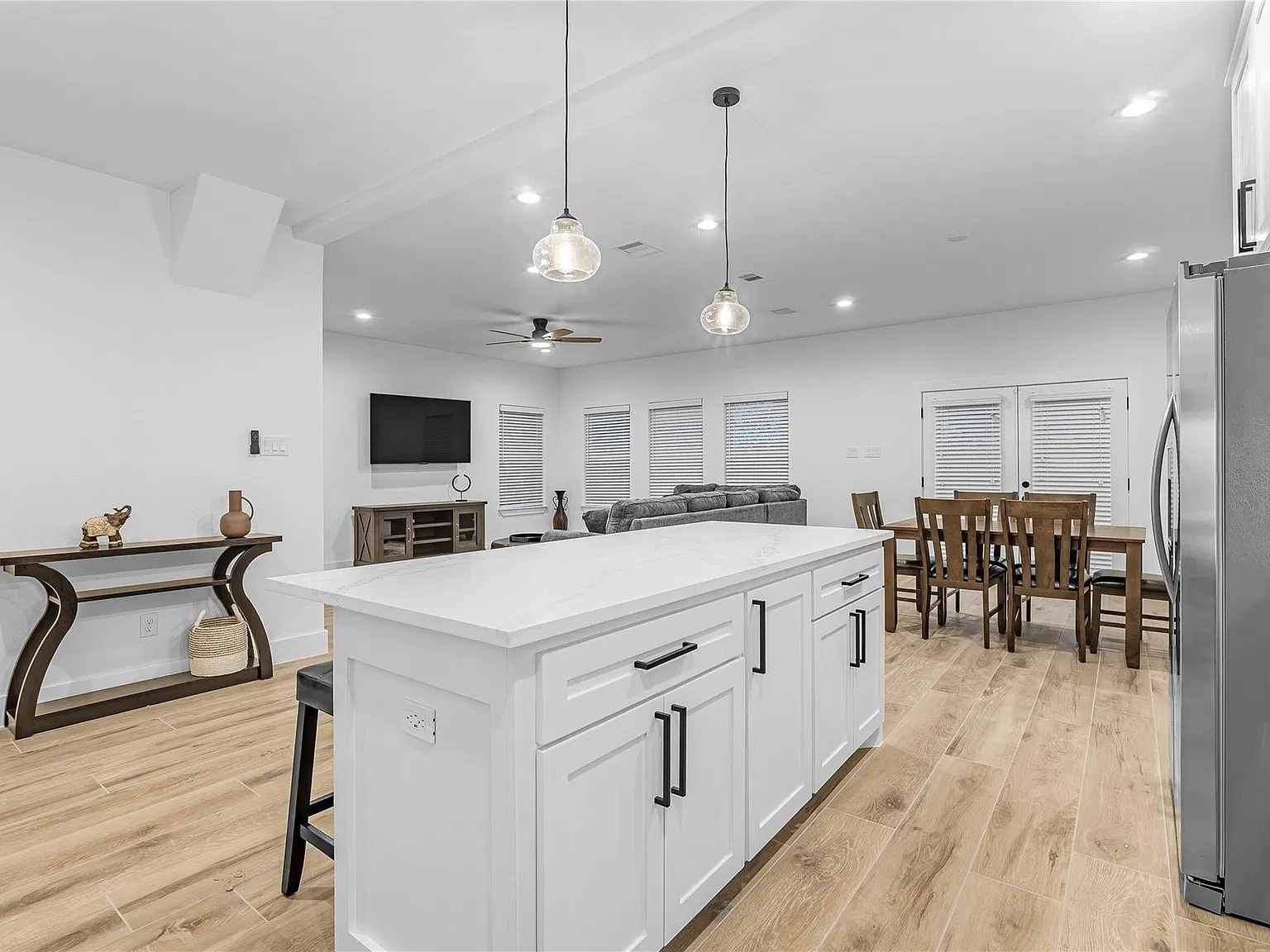 3 bed, 2.5 bath, 1888 sqft, $2,850 — Photo 3