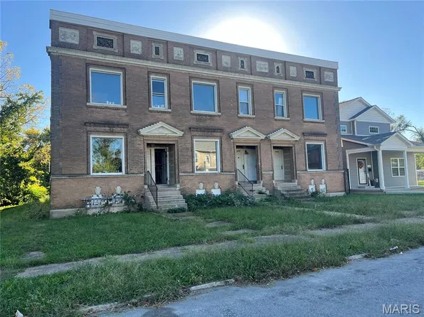 4450 W Belle Pl, Saint Louis, MO 63108