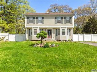 37 Seymour Ln, Medford, NY 11763
