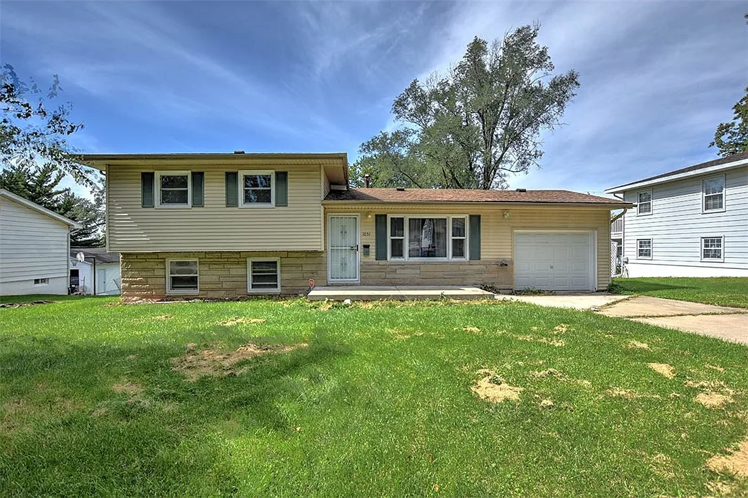 1051 N Westlawn Ave photo 1