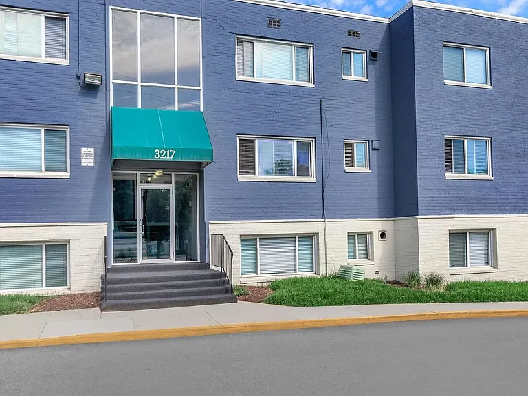 Regency Court Apartments — Photo 48