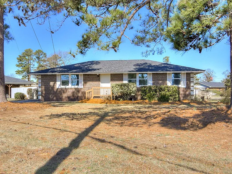 208 Maywood Dr — Photo 1