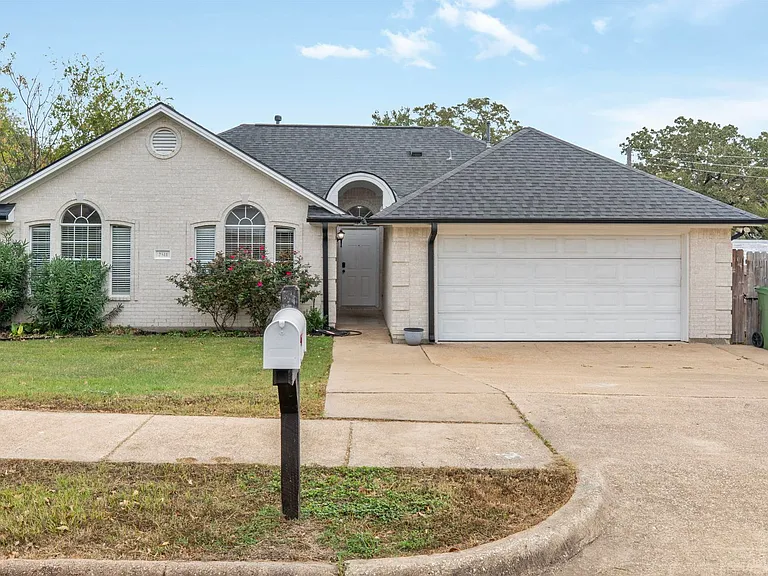 2511 Westwood Main Dr — Photo 1