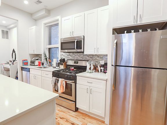 4th image of 1056 N Hermitage Ave #2R