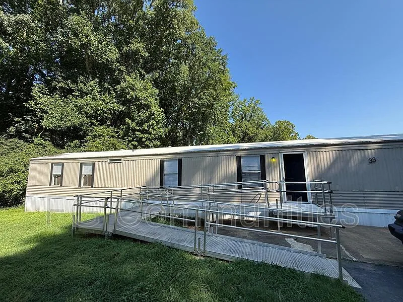3 bed, 2.0 bath, $975 — Photo 2