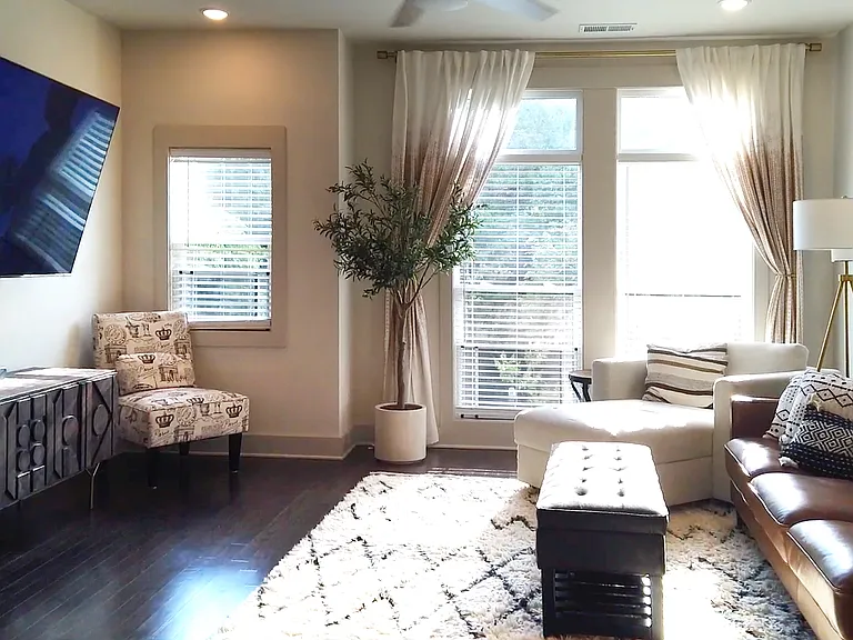 Living room (TV mount included)
Dimmable overhead lighting to create the perfect ambiance