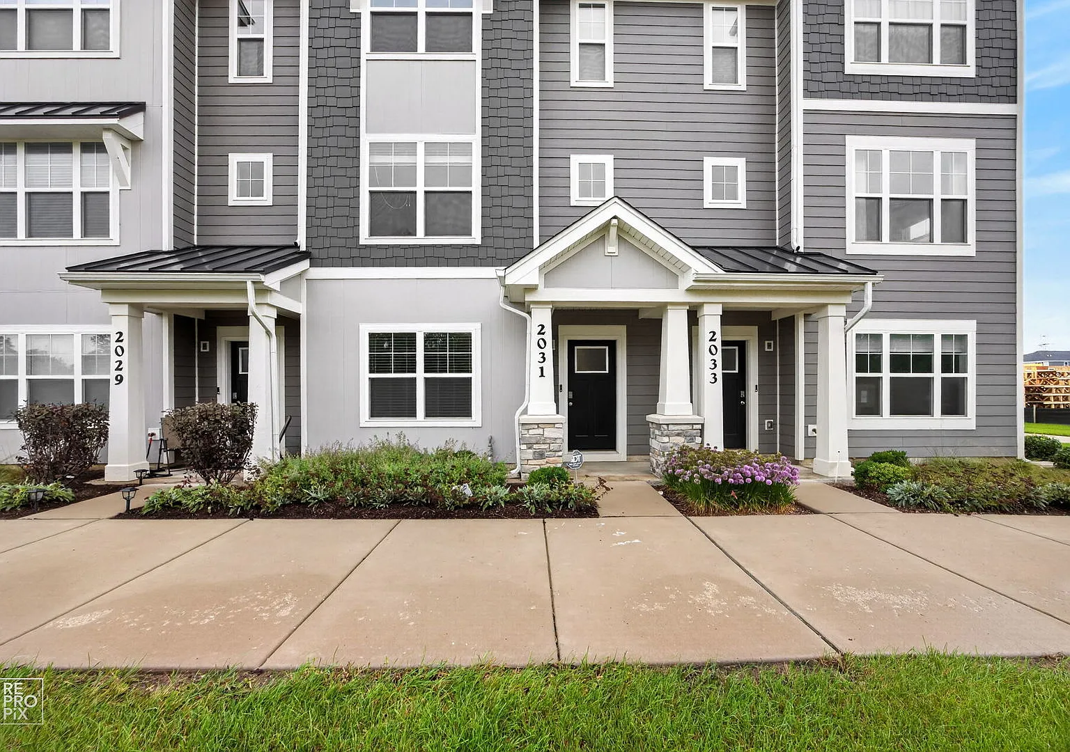 3 bed, 2.5 bath, 1798 sqft, $3,300 — Photo 1