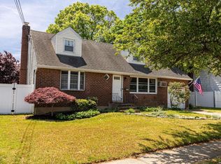 256 N Cedar St, Massapequa, NY 11758