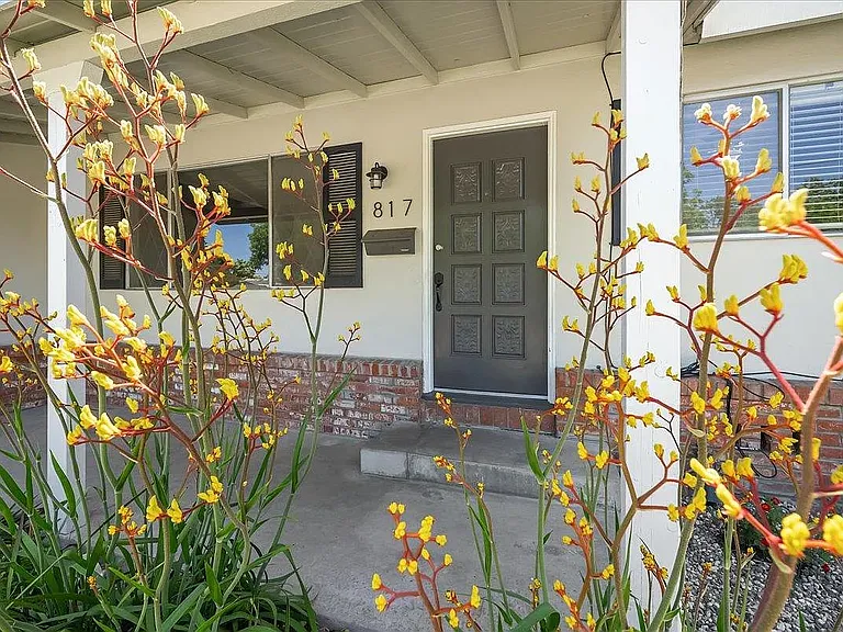 817 Oakland Ave — Photo 1