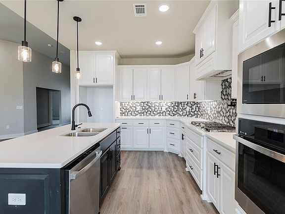 5th image of 808 W Kelley Ann St