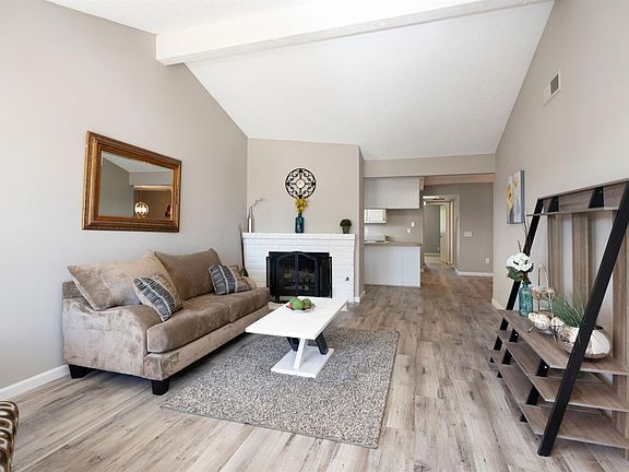 4th image of 500A Hyacinth Ct