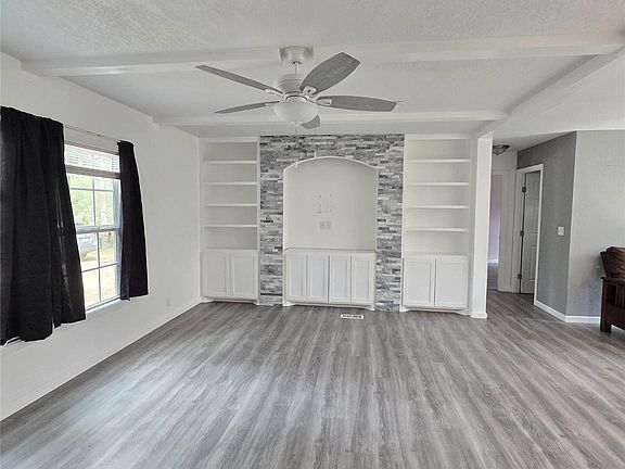 3rd image of 304 N Walnut Dr