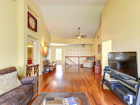 4th image of 1042 Lakewood Ct