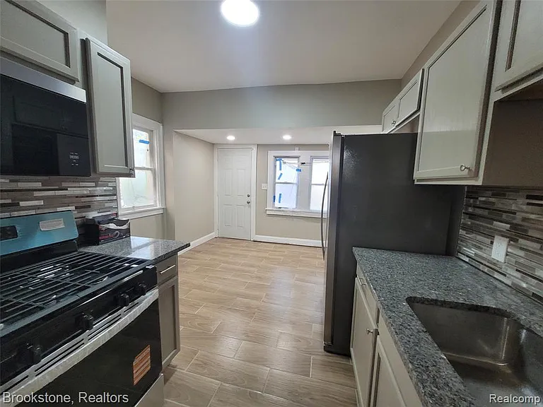 3241 Lawrence St — Photo 7
