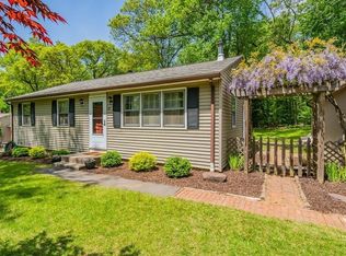 28 Knollwood Dr, Westfield, MA 01085