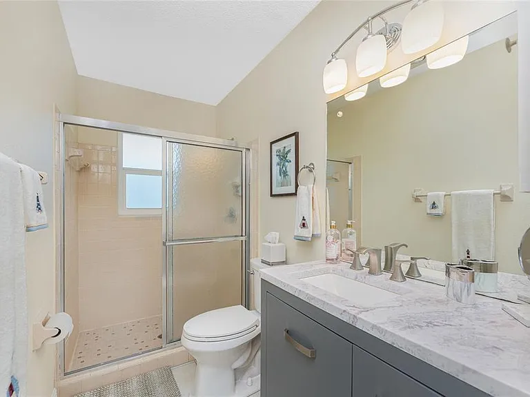 1720 Florence Ave — Photo 32