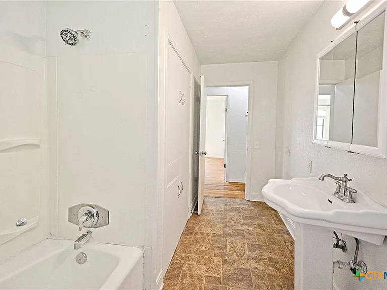 268 E Mill St — Photo 22