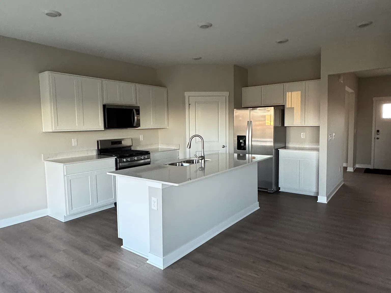 5 bed, 2600 sqft, $2,700 — Photo 4