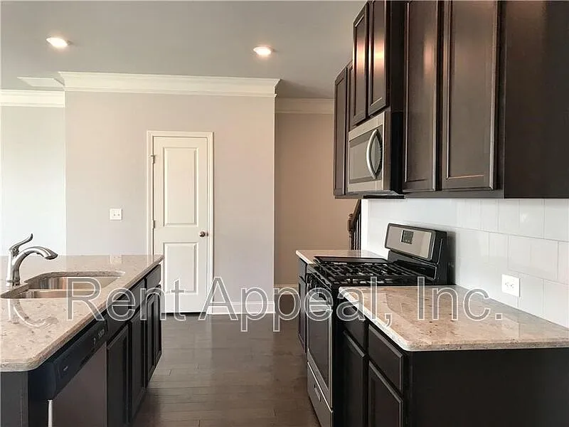 3 bed, 2.5 bath, 1850 sqft, $2,295 — Photo 4