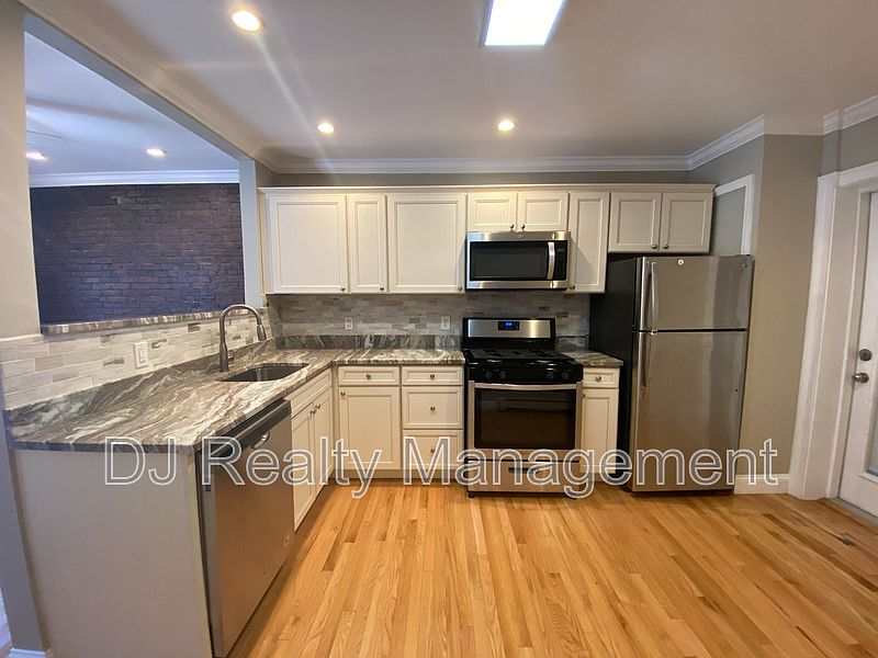 1st image of 466 Commercial St APT 3