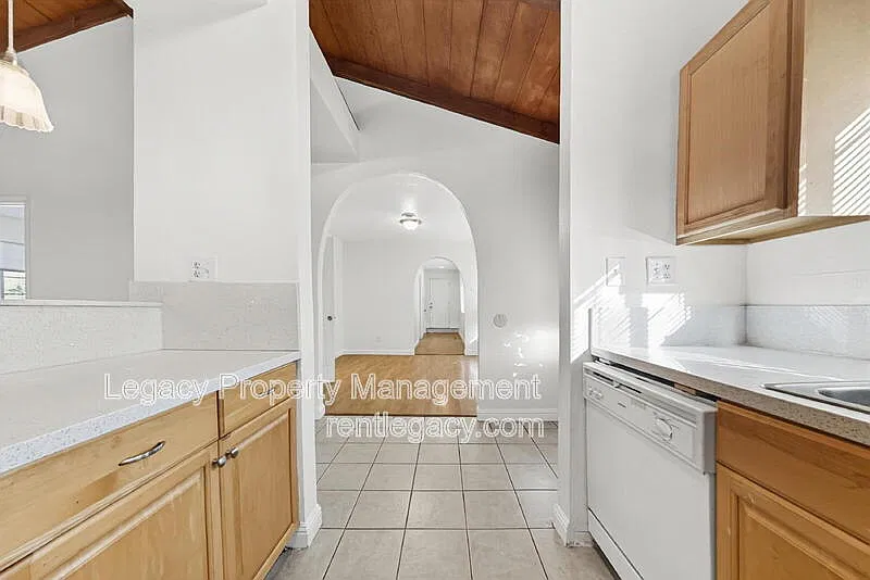 3 bed, 2.0 bath, 1670 sqft, $2,575 — Photo 2