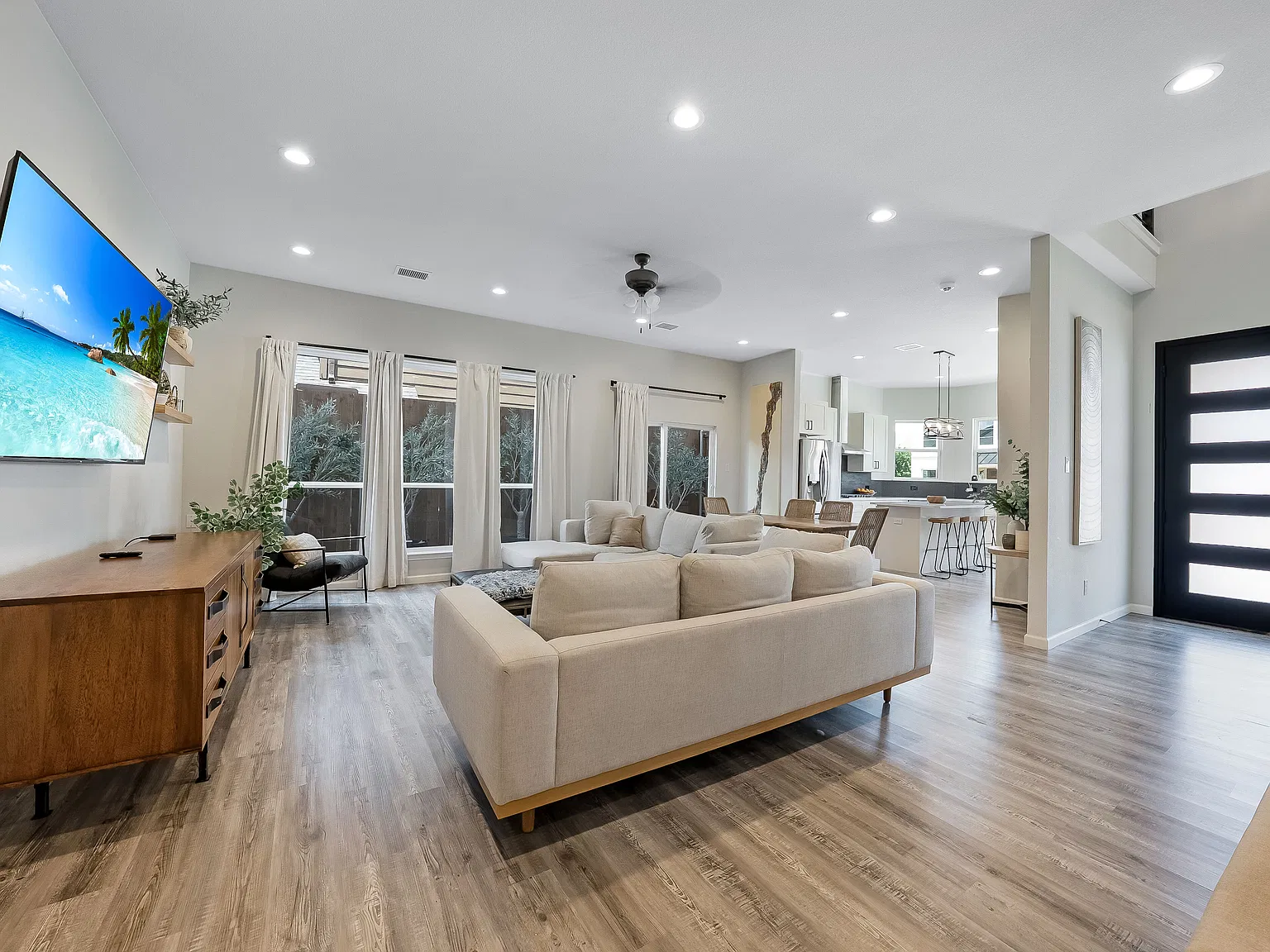 3 bed, 2368 sqft, $2,895 — Photo 3