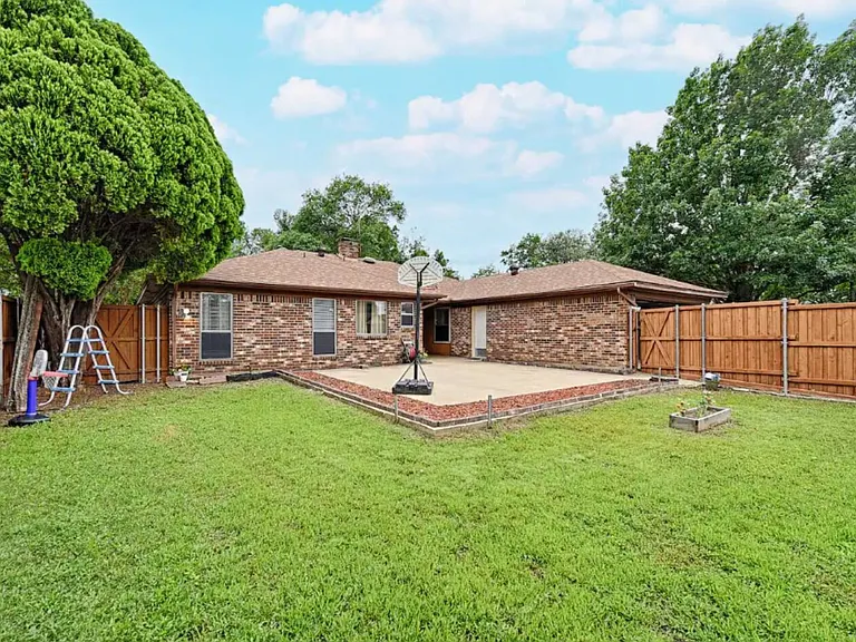 1709 Windsong Trl — Photo 22