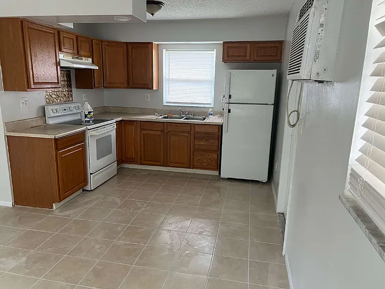 1641 Linwood Ave — Photo 6