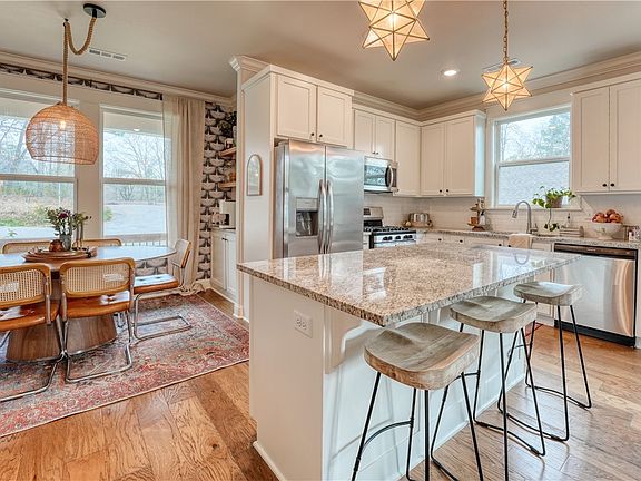 5th image of 18 Hambleton Dr