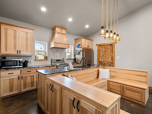 5th image of 1501 Huddleston Rd