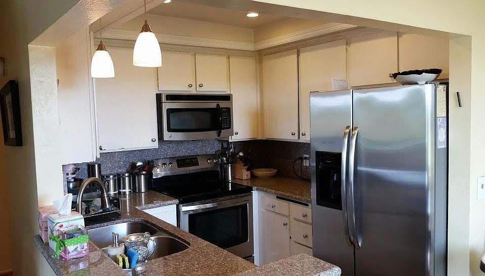 Kitchen. Recess lighting, Granite, and StainlessStl Appl
