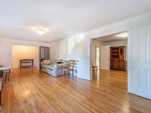 4th image of 136 Silver Spring Rd