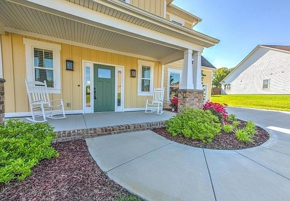 3rd image of 221 Roseland Ln