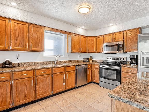 4th image of 35 Four Waters Ct