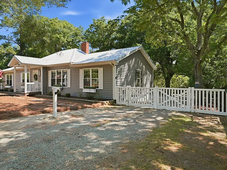 1425 Central Dr — Photo 3