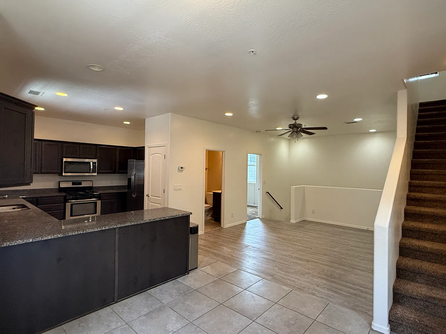 5 bed, 1955 sqft, $2,975 — Photo 3