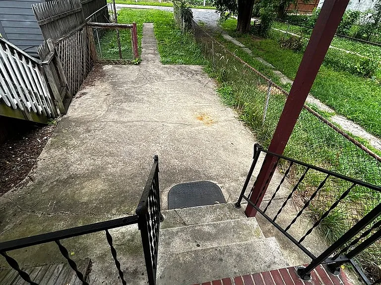 417 Clarendon Ave — Photo 9