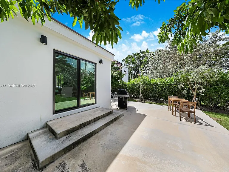 180 SW 38th Ct — Photo 16
