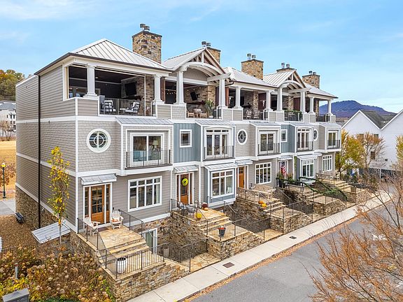 4th image of 782 Latitude Cir