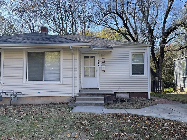 2323 S Belmont St — Photo 2