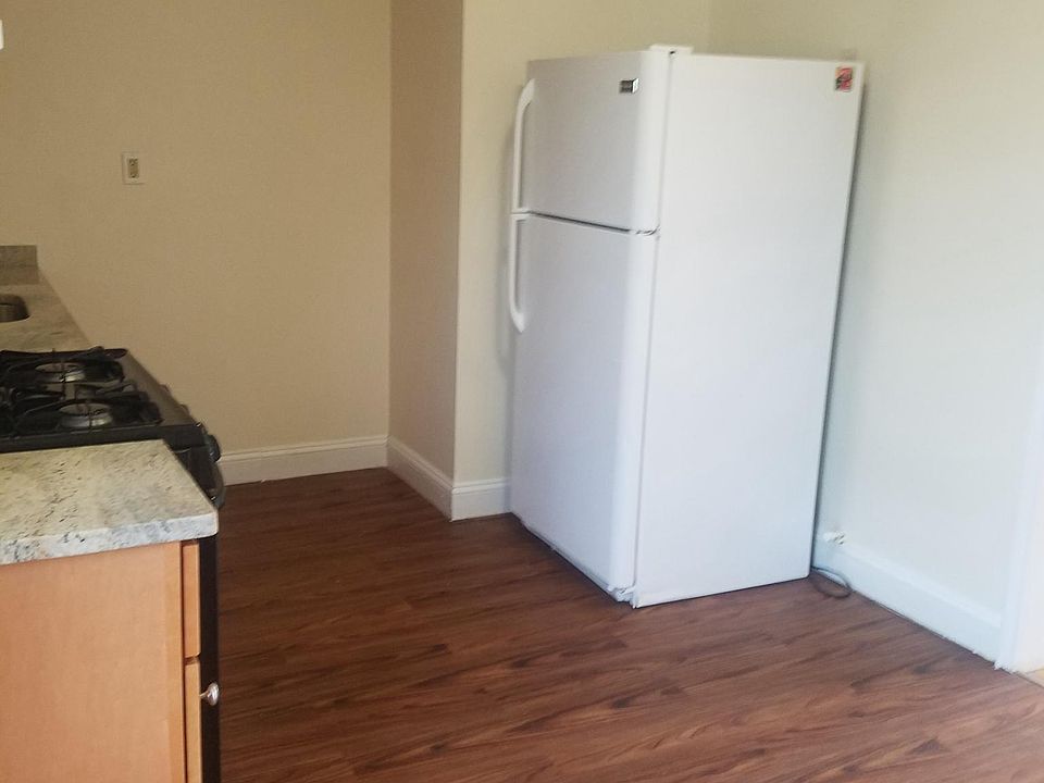 2nd image of 11 Victory Rd APT 36