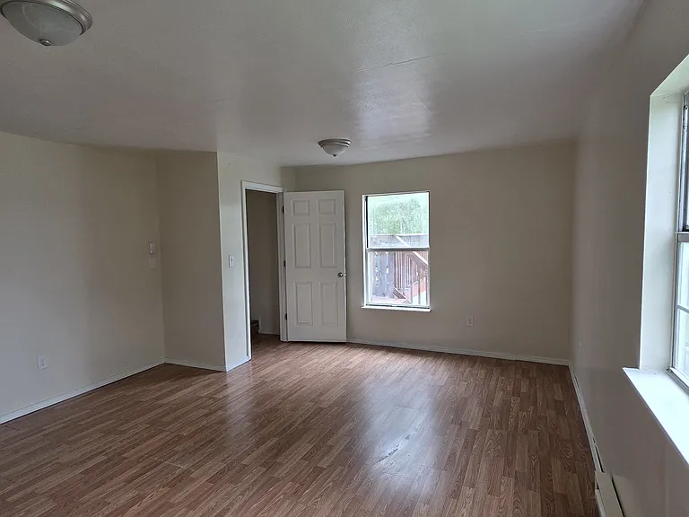 555 1/2 Canterbury Dr — Photo 28