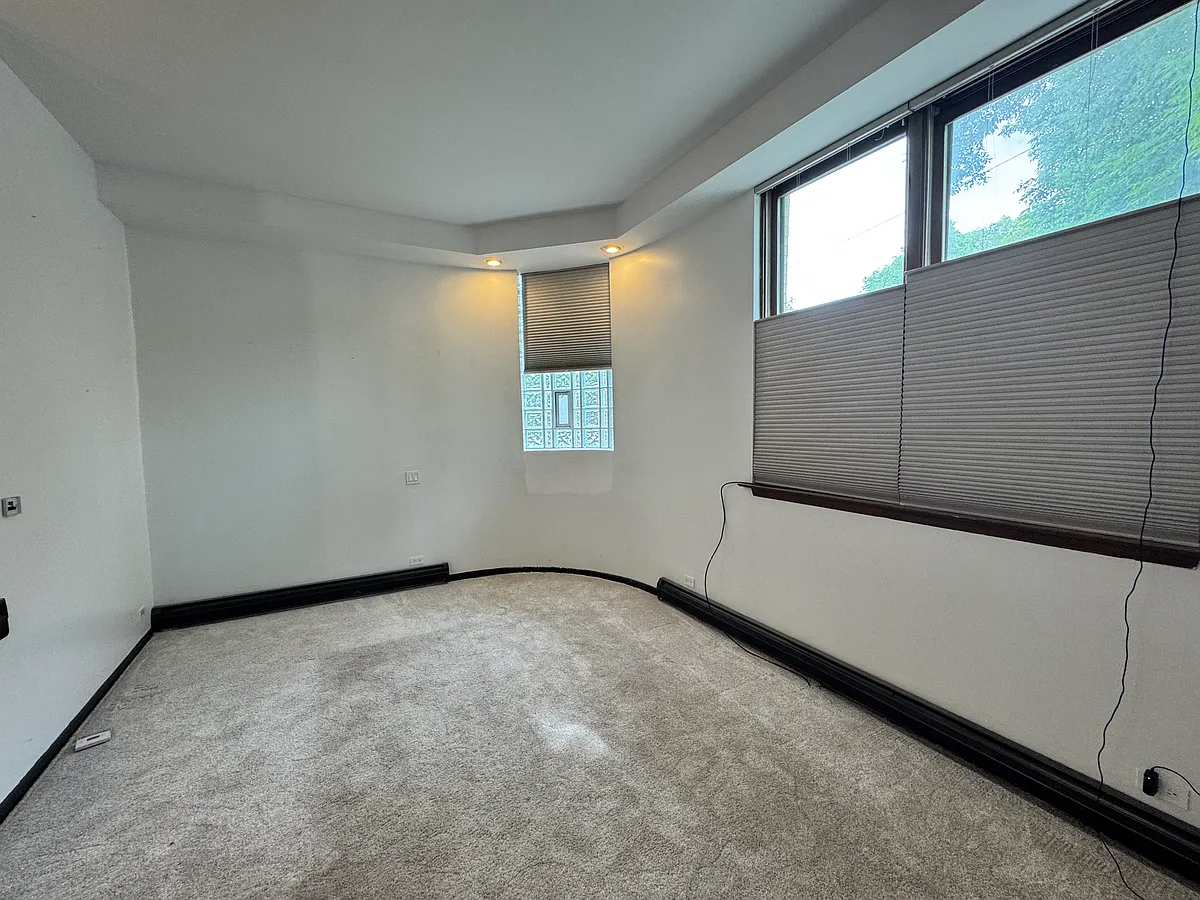 Building Photo - 3756 N Leavitt St #1