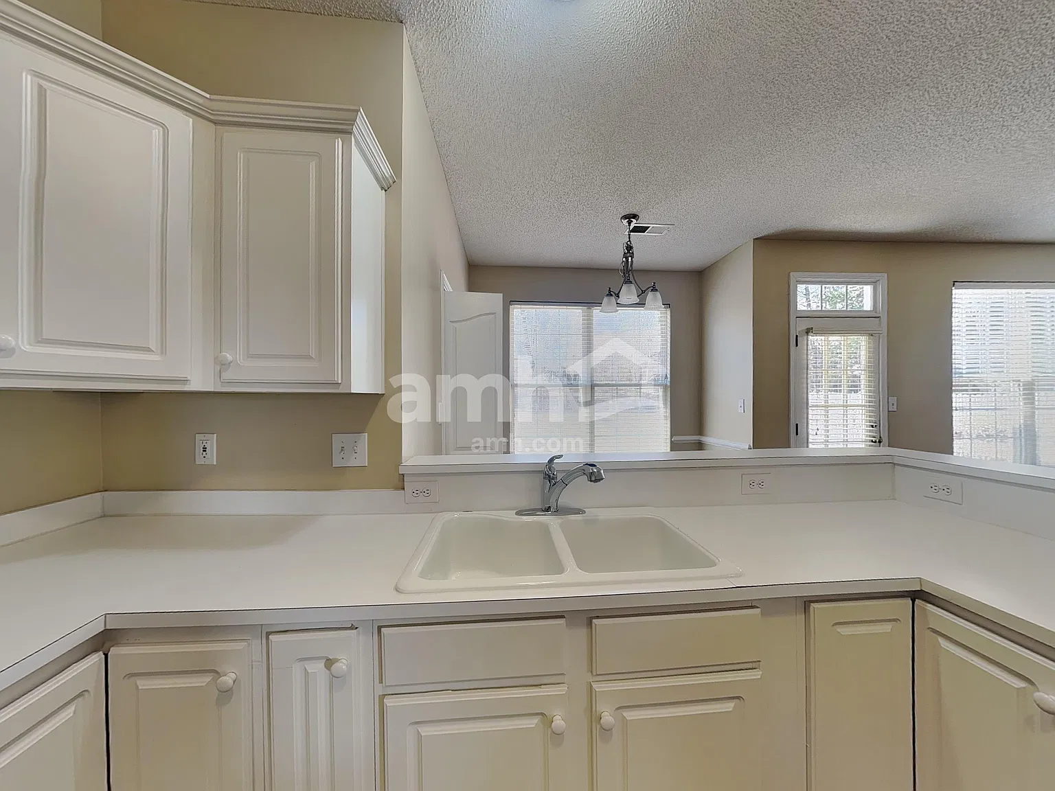 3 bed, 2.5 bath, 1700 sqft, $2,215 — Photo 4