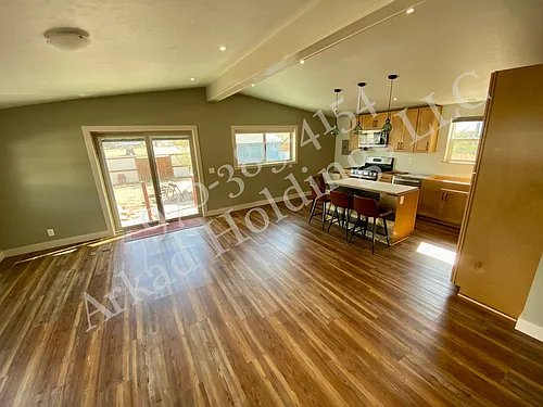 932 Maple Dr Photo 1