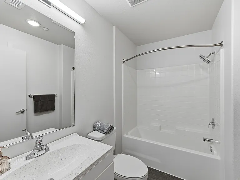 City Plaza Apartments — Photo 7
