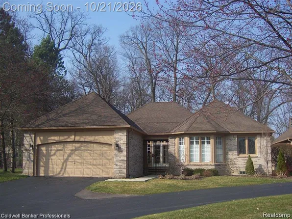 22240 Village Pines Dr, Franklin, MI 48025