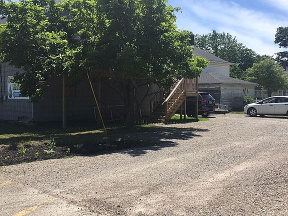 3rd image of 418 W Frank St