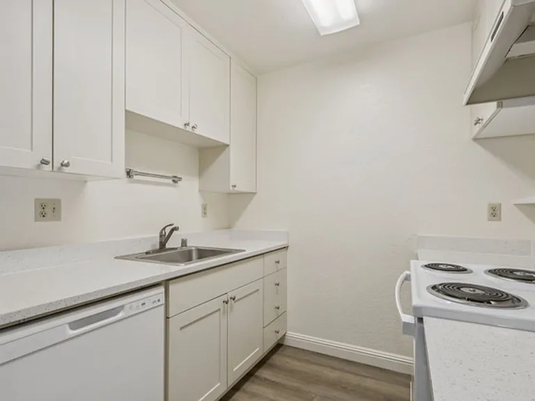 Sequoia Apartments 3 MONTHS FREE RENT on 3 and 4 bedroom townhomes — Photo 13