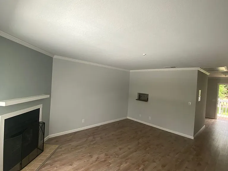 Pioneer Apartments — Photo 8